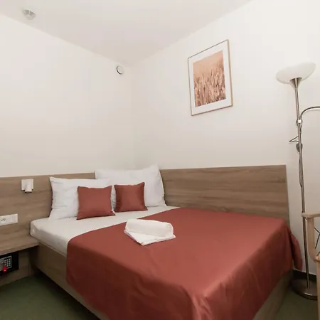 Solid Gold Garni Hotel 3*